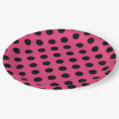 Zwarte haarvlekken op fuchsia papieren bordje (Gekanteld)