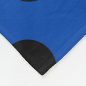 Zwarte haarvlekken op koningsblauw fleece deken (Hoek)