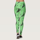Zwarte Halloween heksen bezems groen patroon Leggings (Achterkant)