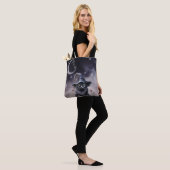 Zwarte Halloweenkat met heksenhut Tote Bag (Op model)