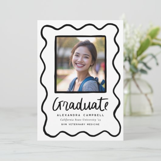 Zwarte Hand Getrokken Squiggle Afstuderen Foto Aankondiging (Staand voorkant)