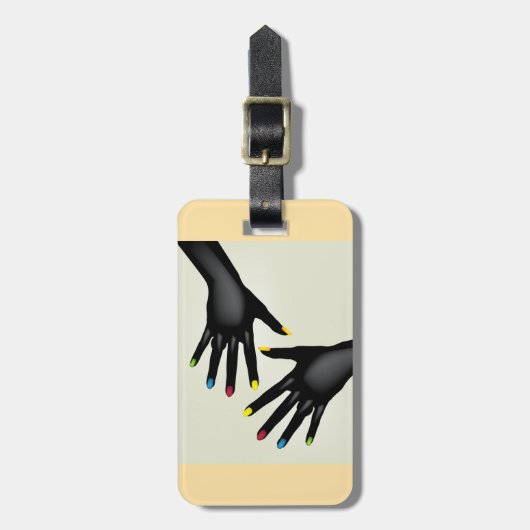 Zwarte handen met beschilderde nagels bagagelabel (Voorkant verticaal)