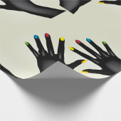 Zwarte handen met beschilderde nagels cadeaupapier