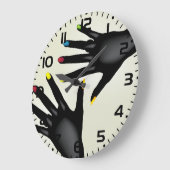 Zwarte handen met beschilderde nagels grote klok (Hoek)