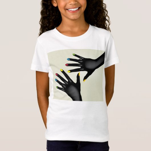 Zwarte handen met beschilderde nagels Meisjes T-sh T-shirt (Voorkant)