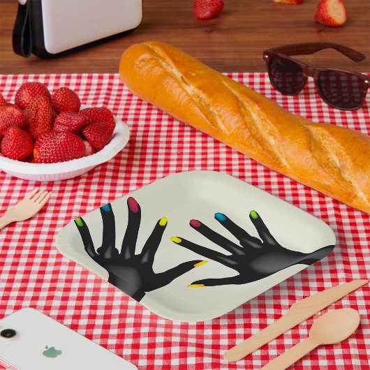 Zwarte handen met beschilderde nagels papieren bordje