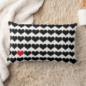 Zwarte harten en een enkel rood hart kussen (Deken)