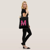 Zwarte Heet Roze Moderne Script Naam Monogram Tote Bag (Op model)