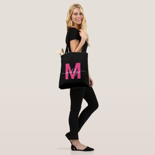 Zwarte Heet Roze Moderne Script Naam Monogram Tote Bag (Op model)