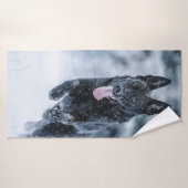 Zwarte herder in het Hoesje van de sneeuwdekooter Badhanddoek (Badhanddoek)