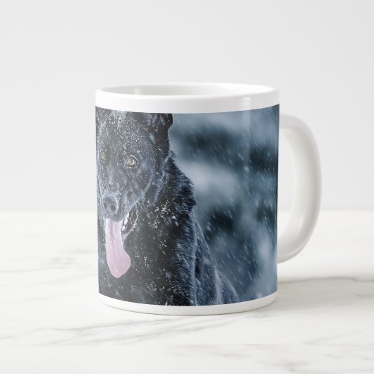 Zwarte herder in het Hoesje van de sneeuwdekooter Grote Koffiekop (Voorkant rechts)