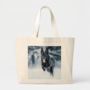 Zwarte herder in het Hoesje van de sneeuwdekooter Grote Tote Bag