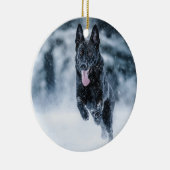 Zwarte herder in het Hoesje van de sneeuwdekooter Keramisch Ornament (Rechts)