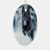 Zwarte herder in het Hoesje van de sneeuwdekooter Keramisch Ornament (Rechts)