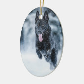 Zwarte herder in het Hoesje van de sneeuwdekooter Keramisch Ornament (Links)