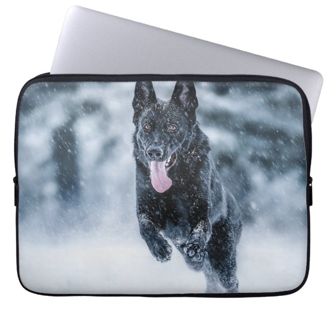 Zwarte herder in het Hoesje van de sneeuwdekooter Laptop Sleeve (Voorkant)