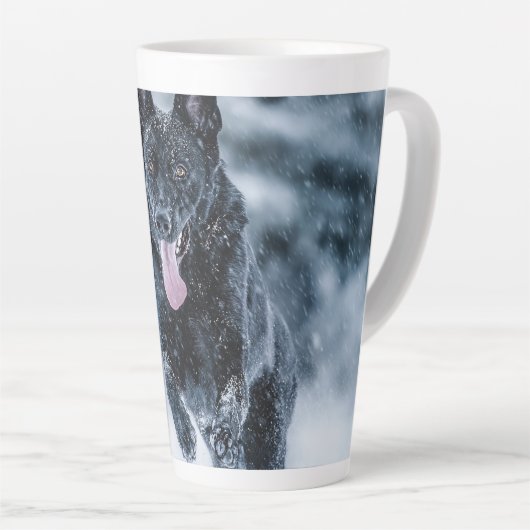 Zwarte herder in het Hoesje van de sneeuwdekooter Latte Mok (Rechterhoek)