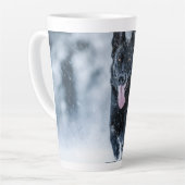 Zwarte herder in het Hoesje van de sneeuwdekooter Latte Mok (Linkerhoek)