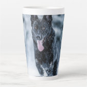 Zwarte herder in het Hoesje van de sneeuwdekooter Latte Mok (Voorkant)