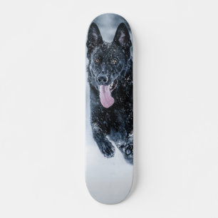 Zwarte herder in het Hoesje van de sneeuwdekooter Persoonlijk Skateboard
