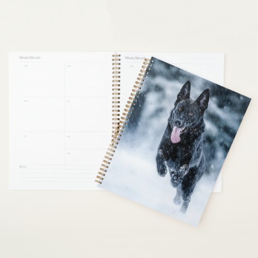 Zwarte herder in het Hoesje van de sneeuwdekooter Planner (Display)