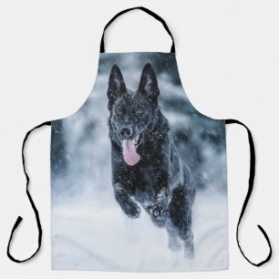 Zwarte herder in het Hoesje van de sneeuwdekooter Schort