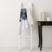 Zwarte herder in het Hoesje van de sneeuwdekooter Sherpa Deken (In situ)