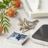 Zwarte herder in het Hoesje van de sneeuwdekooter Sleutelhanger (Zijkant)