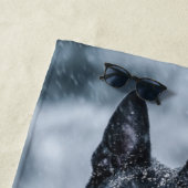 Zwarte herder in het Hoesje van de sneeuwdekooter Strandlaken (In situ)