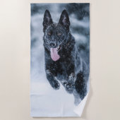 Zwarte herder in het Hoesje van de sneeuwdekooter Strandlaken (Voorkant)