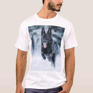 Zwarte herder in het Hoesje van de sneeuwdekooter T-shirt