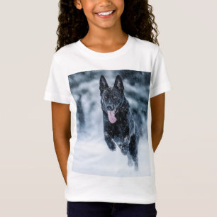 Zwarte herder in het Hoesje van de sneeuwdekooter T-shirt