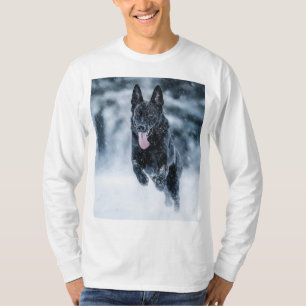 Zwarte herder in het Hoesje van de sneeuwdekooter T-shirt