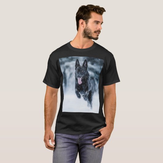 Zwarte herder in het Hoesje van de sneeuwdekooter T-shirt (Voorkant volledig)