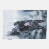 Zwarte herder in het Hoesje van de sneeuwdekooter Theedoek (Horizontaal)