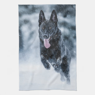 Zwarte herder in het Hoesje van de sneeuwdekooter Theedoek