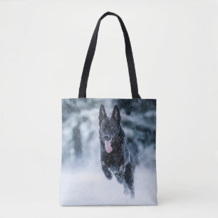 Zwarte herder in het Hoesje van de sneeuwdekooter Tote Bag