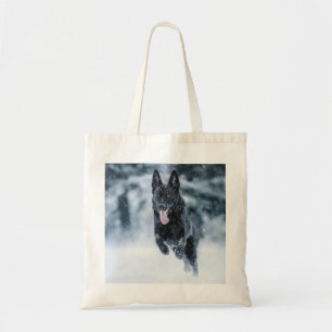 Zwarte herder in het Hoesje van de sneeuwdekooter Tote Bag