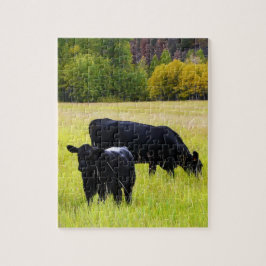 Zwarte Hoekvee Grazing in geel grasveld Legpuzzel