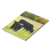 Zwarte Hoekvee Grazing in geel grasveld Notitieblok (Linkerzijde)