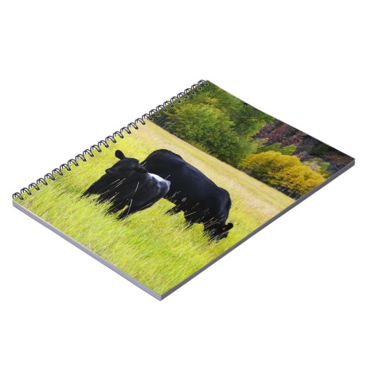 Zwarte Hoekvee Grazing in geel grasveld Notitieboek (Linkerzijde)