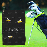 Zwarte hommels, humor-monogram golfhanddoek<br><div class="desc">Gedemoreerd met vrolijke, glimlachende gele en zwarte hommels. Een zwarte achtergrond. Pas een naam en je monogram aan en voeg deze toe, initialen. Het monogram in grijs als patroon op de achtergrond. De naam wordt in wit geschreven met een modern handgeschreven styliescript met swashes. Om de spoelbeurten te houden schrap...</div>