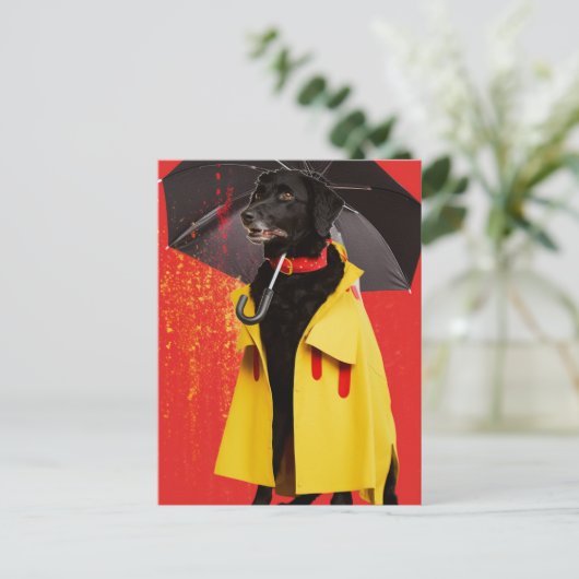 Zwarte Hond in een gele regenjas Briefkaart (Staand voorkant)