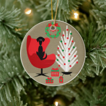 Zwarte hond in mid century kerstkamer