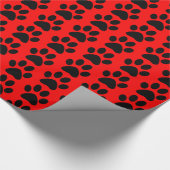 Zwarte hond / kat / dierenpootafdrukken op rood cadeaupapier (Hoek)
