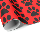 Zwarte hond / kat / dierenpootafdrukken op rood cadeaupapier (Rol Hoek)