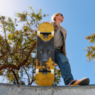 Zwarte hond met prachtige gouden ogen persoonlijk skateboard