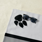 Zwarte hond Paws op grijs met aangepaste naam Strandlaken (In situ)