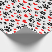 Zwarte Hond Poot Prints en Rode Harten Custom Cadeaupapier (Hoek)