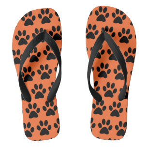 Zwarte Hond Pootafdrukken Op Wortel Oranje Teenslippers